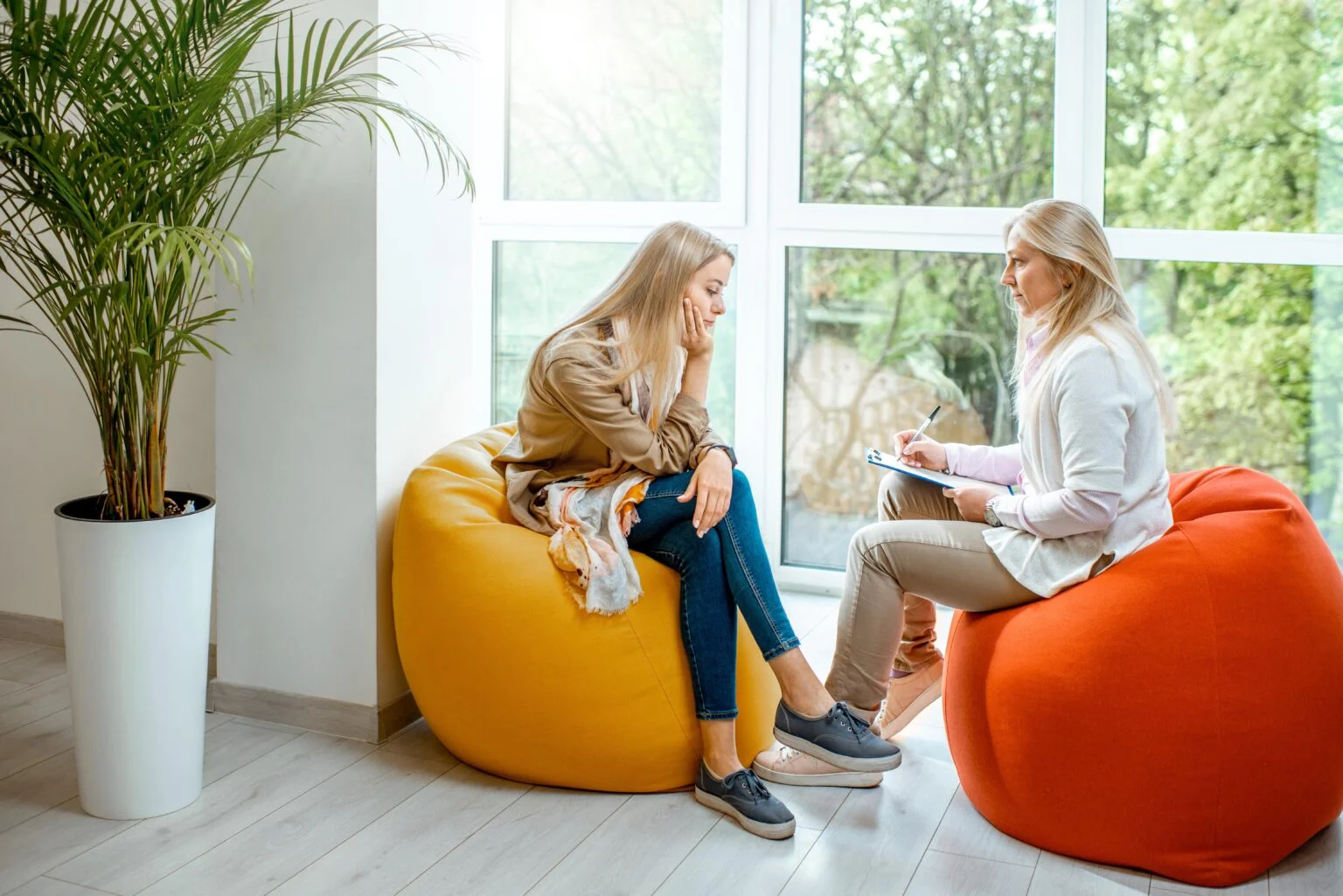 woman-with-psychologist-in-the-office-2022-01-19-00-00-58-utc-min-1536x1025